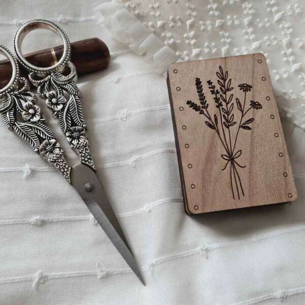 Le petit Atelier Normand - Boite à aiguilles , Bouquet champêtre (Bois de Cerisier)