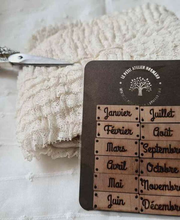 Le petit Atelier Normand - Lot de boutons 12 Mois , version Française