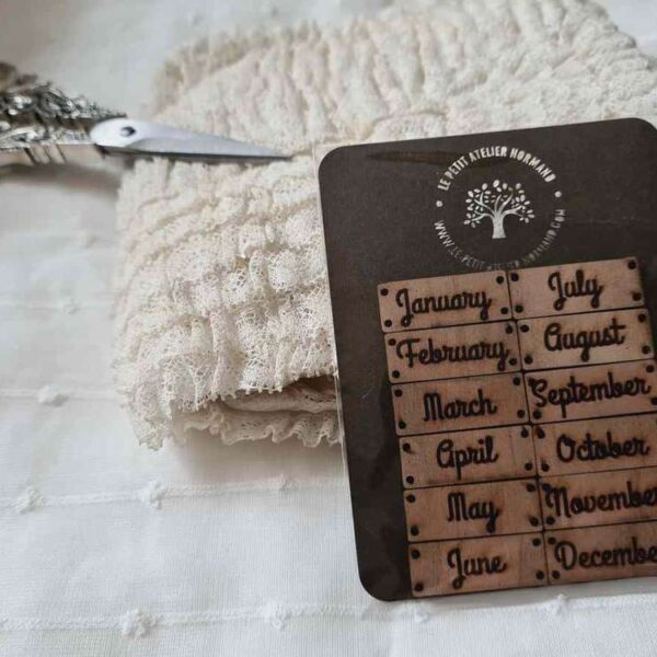 Le petit Atelier Normand - Lot de boutons 12 Mois , version Anglaise