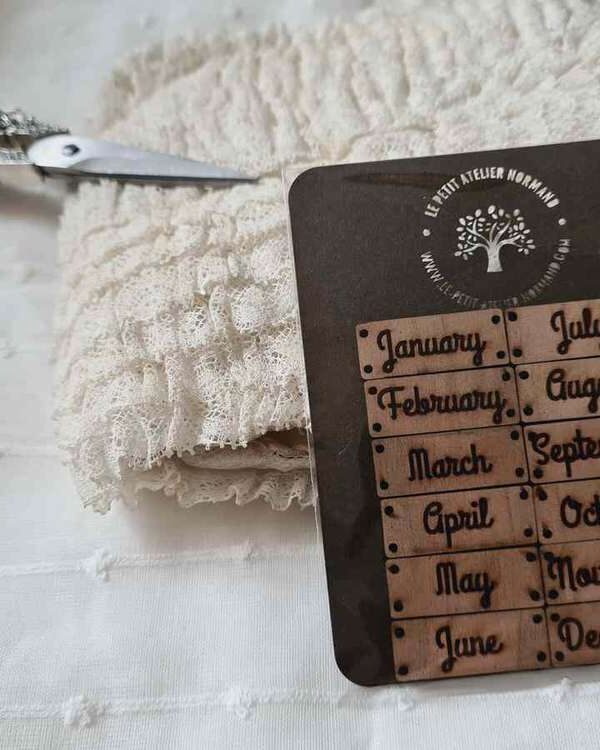 Le petit Atelier Normand - Lot de boutons 12 Mois , version Anglaise