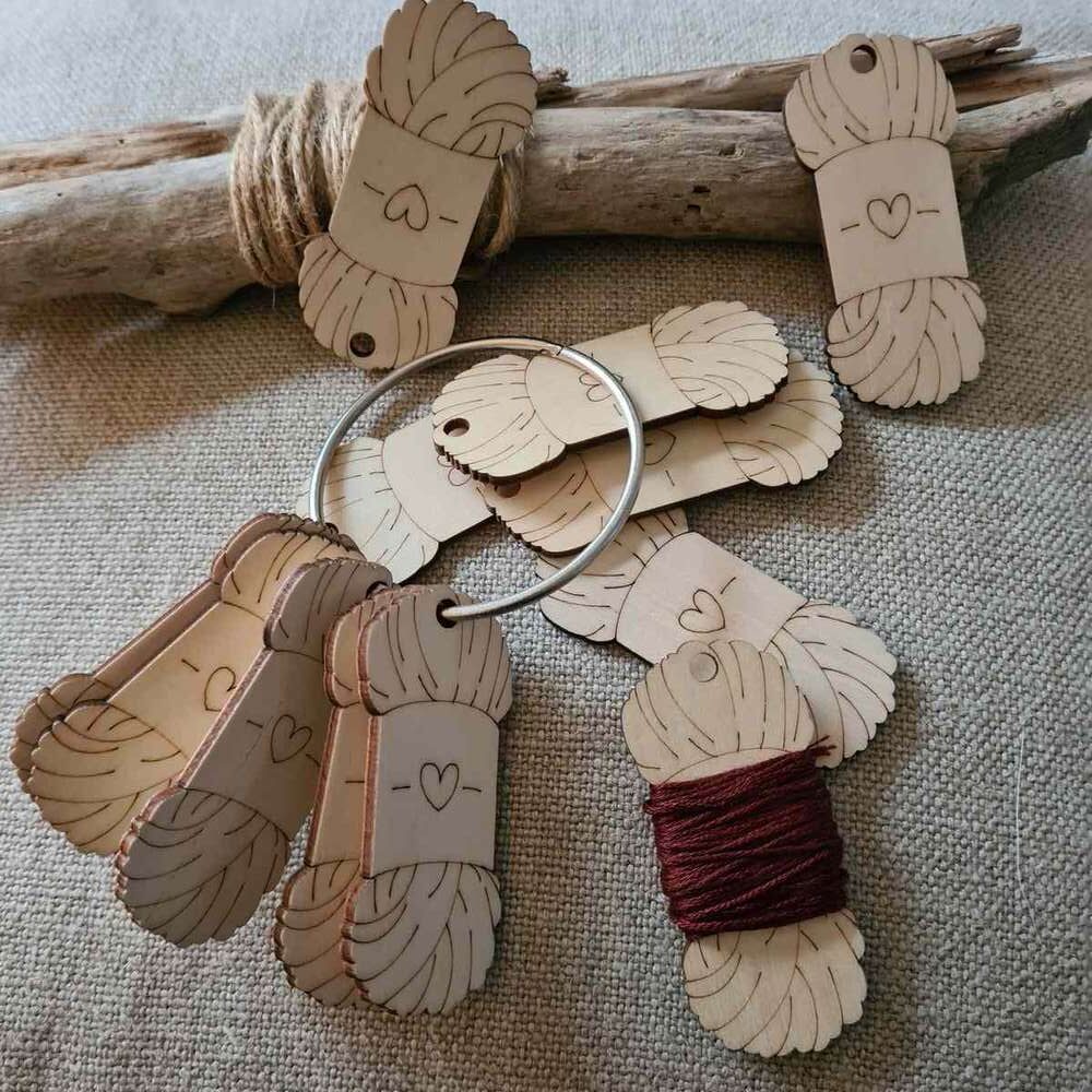 20241105_121320_ml LCF - Carte en bois Bobine de laine , pour rangement de fils – Image 1