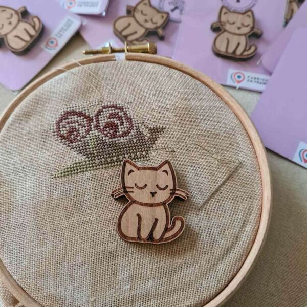 Le petit Atelier Normand - Porte aiguille Petit chat (cerisier)