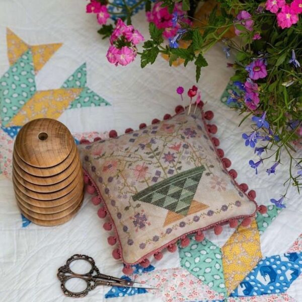 Patchwork Baskets Series, Betsy's Summer basket 1/4 - Pansy patch quilts and stitchery