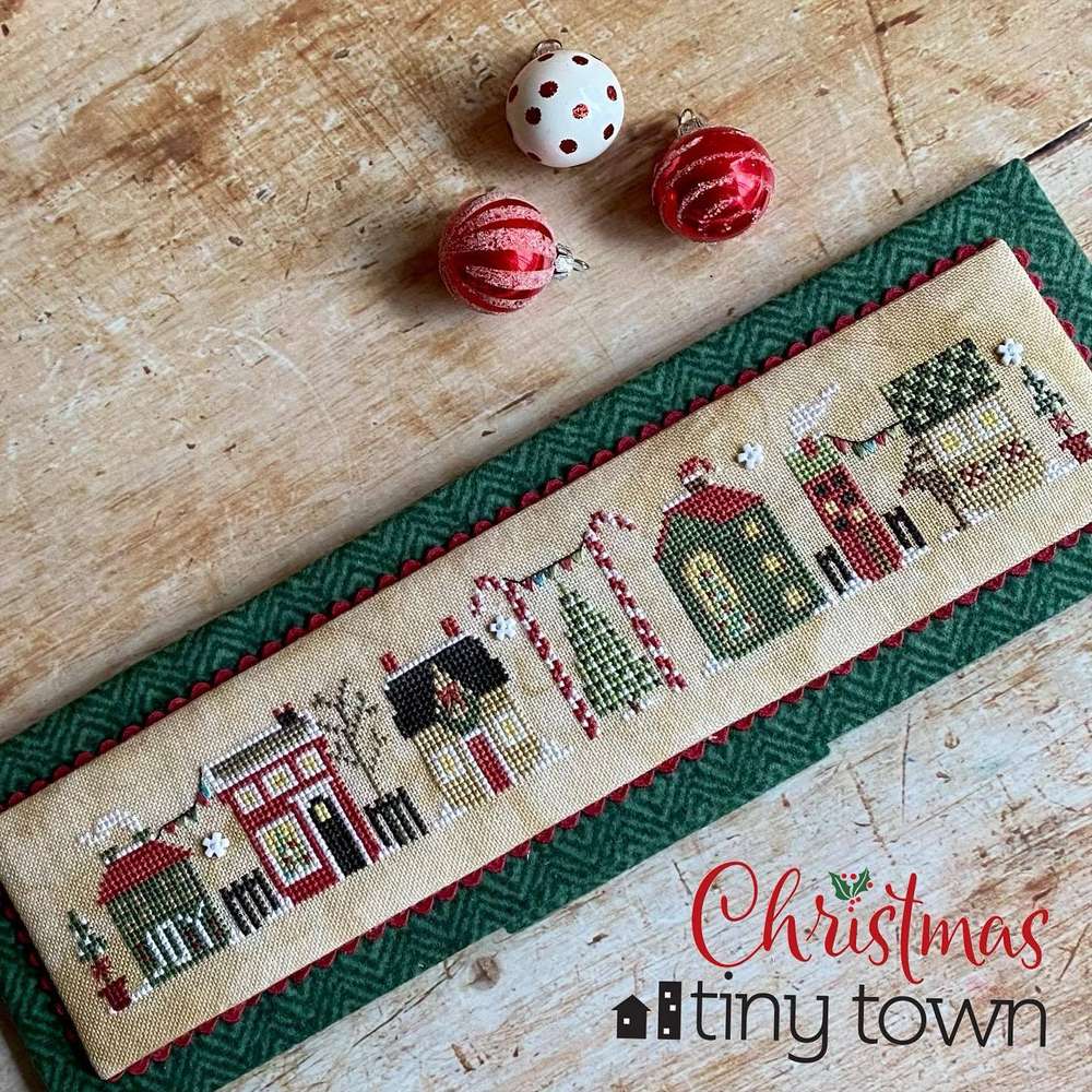 349142612_1773400376390104_6695301862452031892_n_ml Christmas tiny town - Heart in hand – Image 1