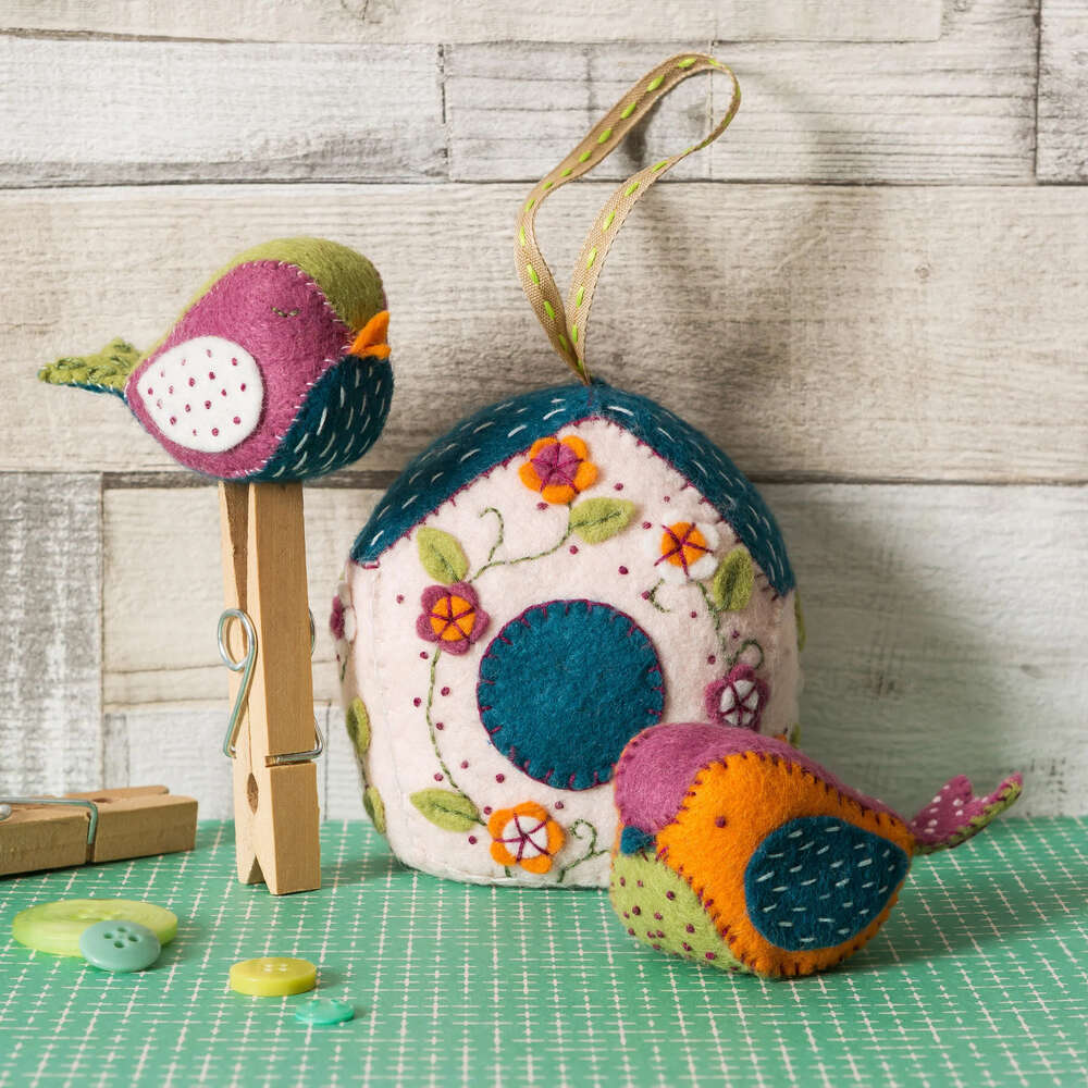 Corinne-Lapierre-Felt-Bird-House-and-Birds-Craft-Kit-Scene_ml Corinne Lapierre - Kit feurine Nichoir & oiseaux â Image 1