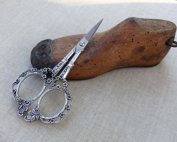 AX - Ciseaux Rococo Marie Antoinette Argent  Antique