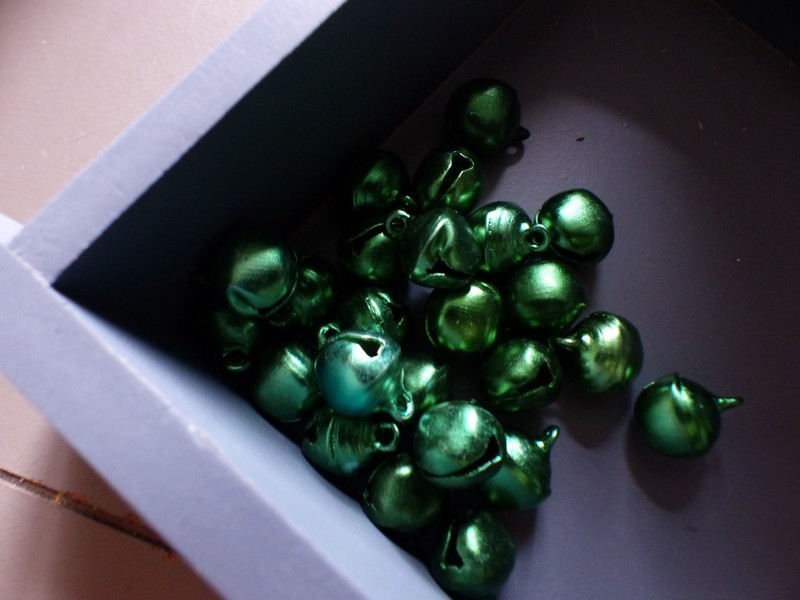 P1090776_ml LCF - Grelot coloris Vert Noël 10 mm – Image 1