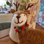 Rico Design - Cerf en feutre avec couronne de houx – Image 4