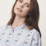 Rico Design - Popeline de coton bleu fumée, rameaux Sakura – Image 2