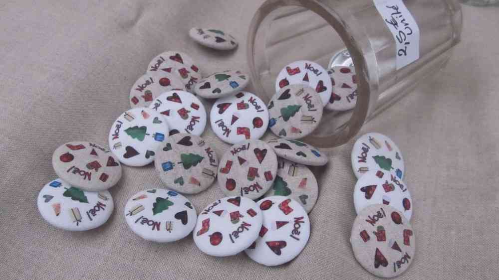 IMG_0521_ml Bouton Noël Coeur & Boule 32 mm sur Fond Naturel – Image 1