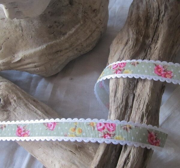 RS - Ruban Festonné Fleurs coloris  Vert Amande 15mm