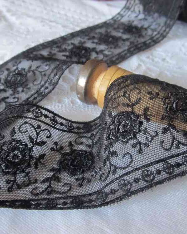 RS - Dentelle Brodée sur tulle Coloris Noir