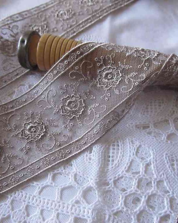 RS - Dentelle Brodée sur tulle Coloris Taupe