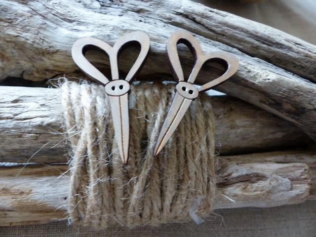 P1030200_ml Theodora Cleave - Big Scissor Beige – Image 1