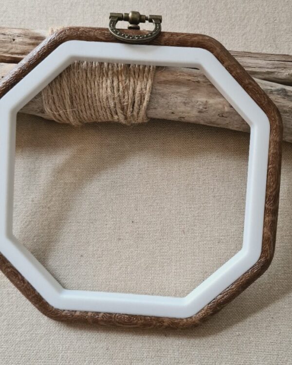 Tambour à broder façon bois ,  hexagonal moyen modèle (blanc)