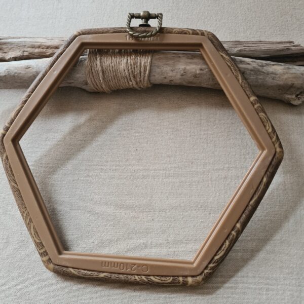 Tambour à broder façon bois , hexagonal grand modèle