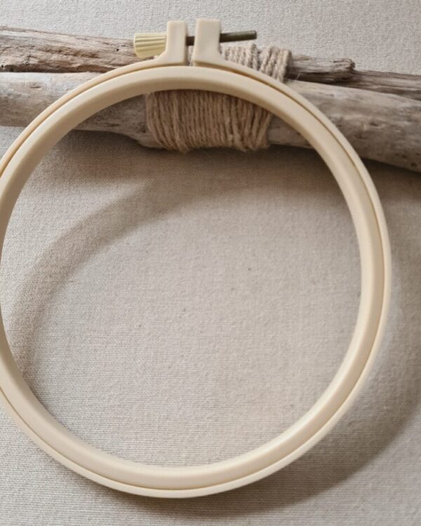 Tambour à broder plastique 16 cm