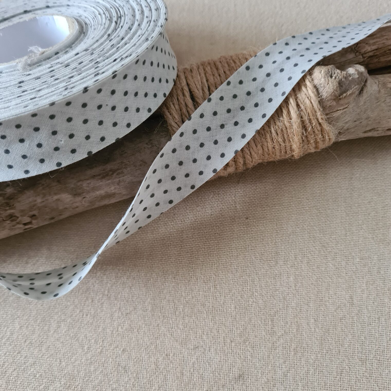 biais-gris-clair-pois-gris-coton-froufrou Biais gris clair pois gris en batiste de coton - Froufrou – Image 1