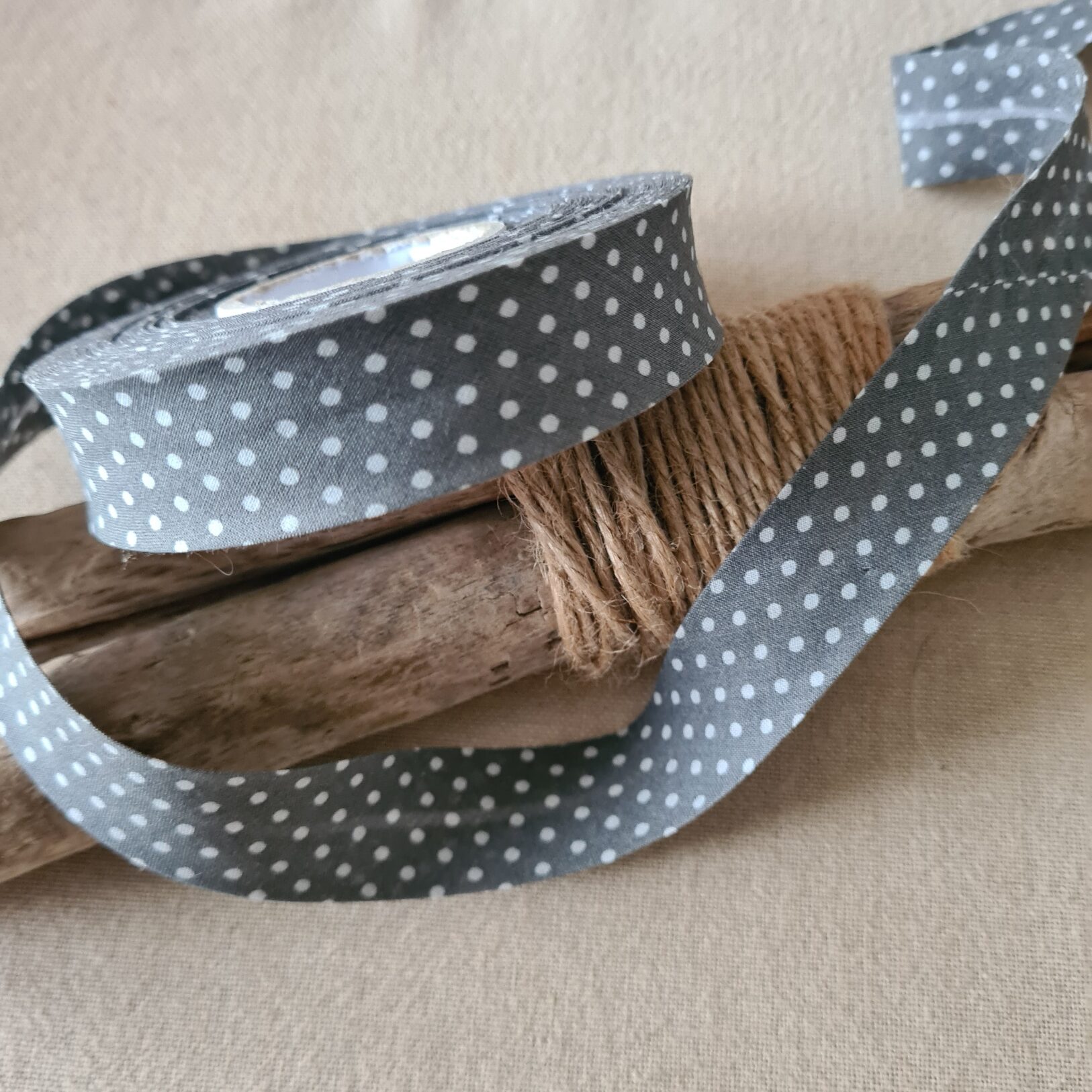 biais-gris-pois-blanc-coton-froufrou Biais Gris pois blancs en batiste de coton - Froufrou – Image 1