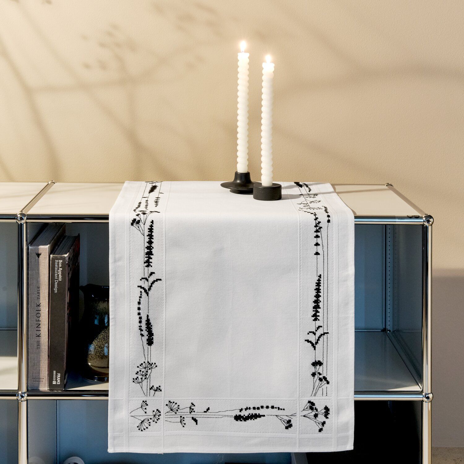 kit-de-point-de-croix-chemin-de-table-herbes-rico-design-100438 (3) Kit de point de croix Chemin de table herbes - Rico Design – Image 1