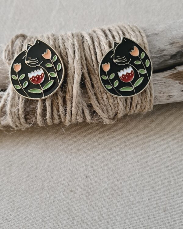 Porte aiguille aimanté chat noir , fleurs