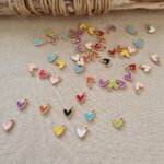 Breloques petits cœurs colorés – Lot de 10