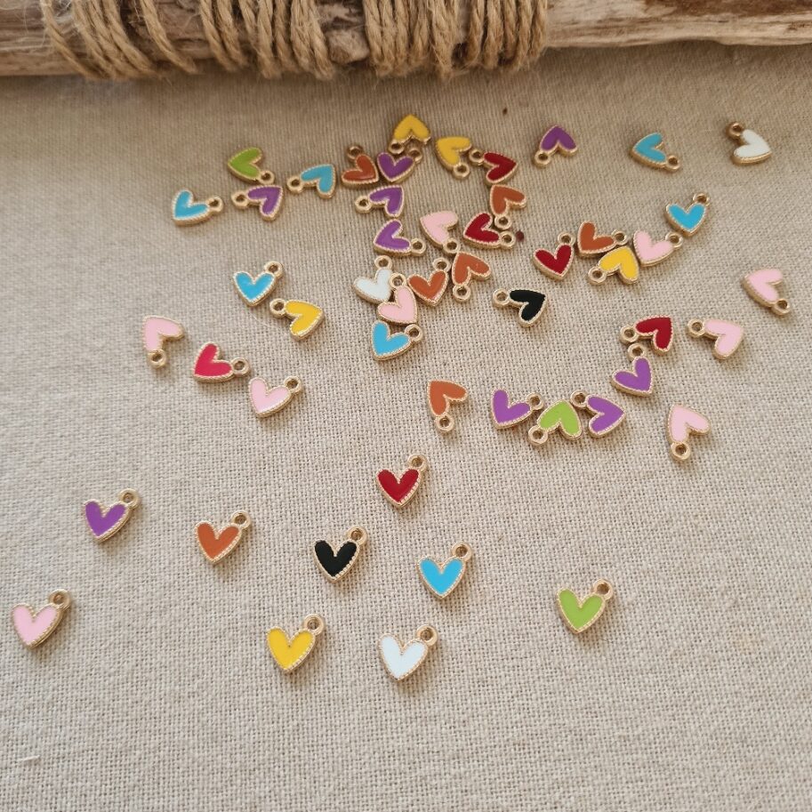 breloque-coeur-emaille Breloques petits cœurs colorés – Lot de 10 – Image 1