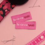 Étiquette à coudre "la vie en rose" - Bohin – Image 2