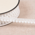 Mini pompons - Coloris Blanc neige 051 – Image 2