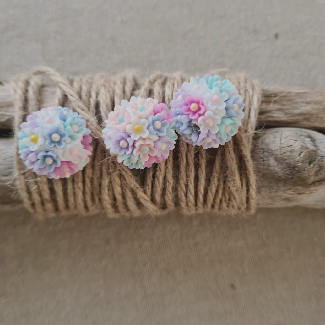 perle-fleur-pastel Perle boule fleurie en résine 20 mm - Pastel – Image 1