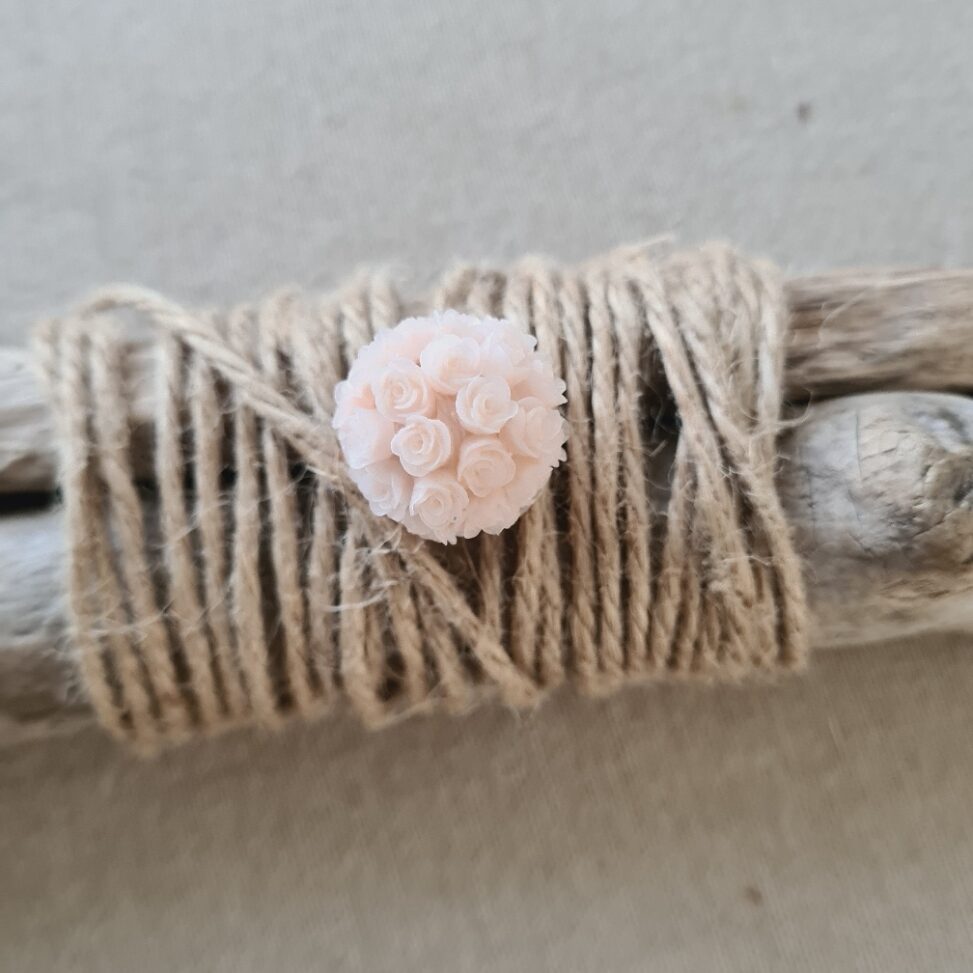 perle-fleur-rose-poudre Perle boule fleurie en résine 20 mm - Rose poudré – Image 1