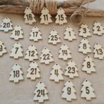Sapins en bois numérotés de 1 à 25 – Calendrier de l’Avent